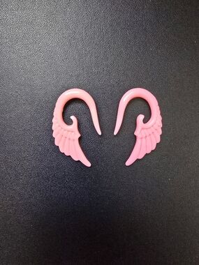 Soft Pink Wing Hangers For Stretched Lobes